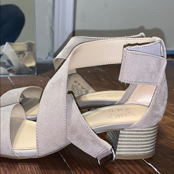 ‼️SOLD‼️Heels - 6M - Picture 3 of 7